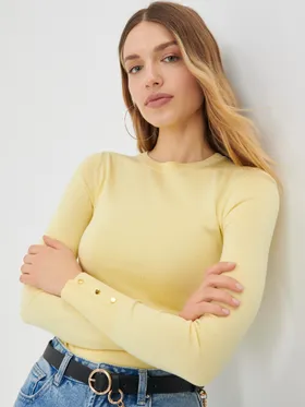 Sweter basic z ozdobnymi guzikami - Żółty