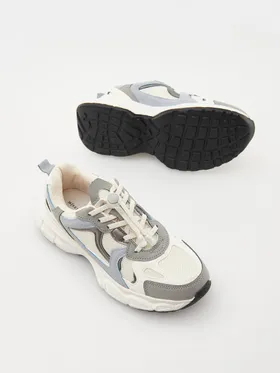 Sportowe buty typu sneakers, wykonane z łączonych materiałów. - złamana biel