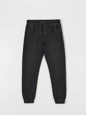 Spodnie jeansowe o kroju jogger uszyte z bawełnianej tkanin z dodatkiem elastycznych włókien. - czarny