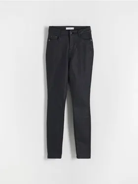 Spodnie o dopasowanym fasonie push up, wykonane z woskowanej tkaniny na bazie wiskozy. - czarny