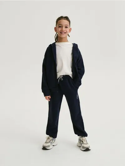Reserved Spodnie typu jogger, wykonane z przyjemnej w dotyku, bawełnianej dzianiny. - granatowy