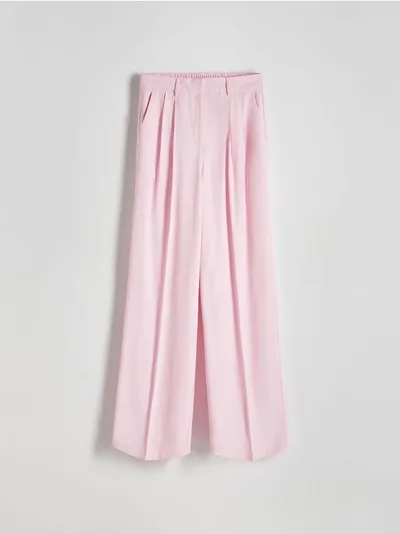 Reserved Spodnie o swobodnym fasonie z zaznaczonym kantem, wykonane z wiskozowej tkaniny. - pastelowy róż