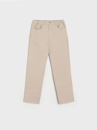 Sinsay Wygodne spodnie jeansowe wykonane z bawełnianej tkaniny z domieszką elastycznych włókien. - beżowy