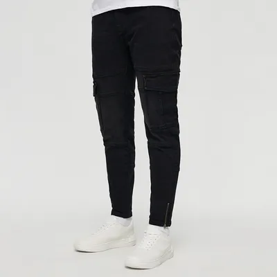 House Czarne jeansy slim fit z kieszeniami cargo - Czarny