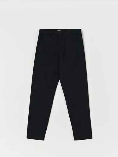 Sinsay Spodnie o kroju chino, wykonane z bawełnianej tkaniny z dodatkiem elastycznych włókien. - czarny