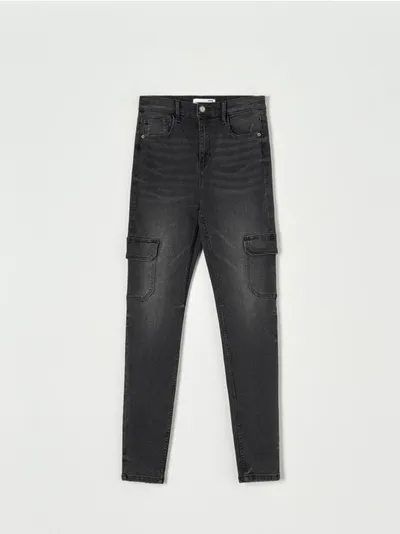 Sinsay Spodnie jeansowe o kroju skinny z kieszeniami cargo, uszyte z bawełny z domieszką elastycznych włókien. - szary
