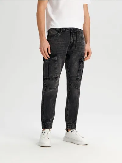 Sinsay Wygodne jeansy cargo slim jogger uszyte z bawełny z dodatkiem elastycznych włókien. - czarny