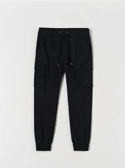 Sinsay Wygodne spodnie jogger cargo wykonane z bawełnianej tkaniny z dodatkiem elastycznych włókien. - czarny