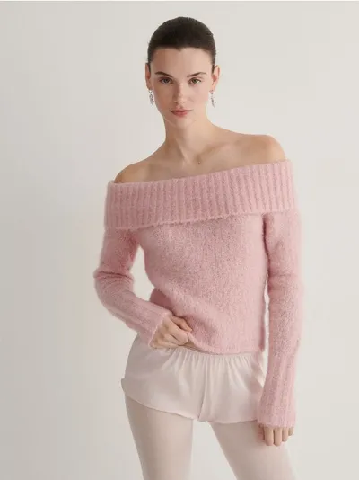 Reserved Sweter o dopasownym kroju, wykonany z przyjemnej w dotyku, puchatej dzianiny z alpaką. - brudny róż