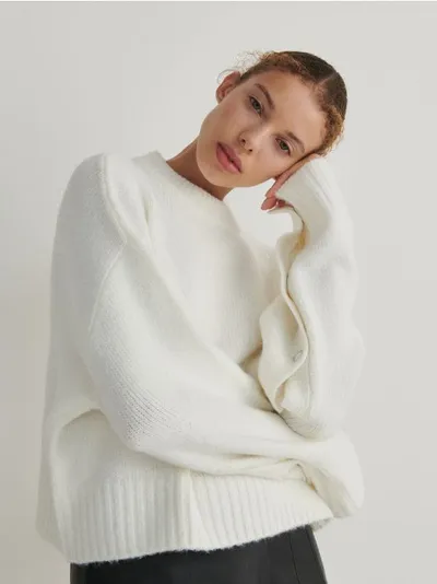 Reserved Sweter o fasonie oversize, wykonany z dzianiny z domieszką wełny. - kremowy