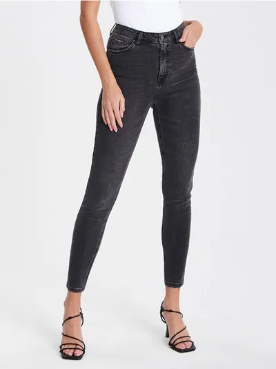 Sinsay Spodnie jeansowe skinny z wysokim stanem, wykonane z bawełny z domieszką elastycznych włókien. - czarny