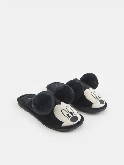 Sinsay Wygodne, miękkie kapcie zapewniające komfort noszenia w kształcie Mickey Mouse. - czarny