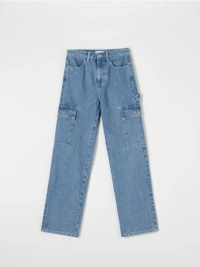 Sinsay Spodnie jeansowe z kieszeniami cargo, wkonane w 100% z bawełny. - niebieski