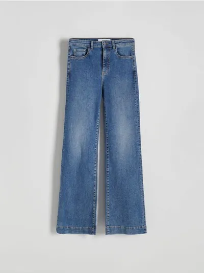 Reserved Jeansy o rozszerzanym fasonie, uszyte z bawełny z domieszką elastycznych włókien. - niebieski