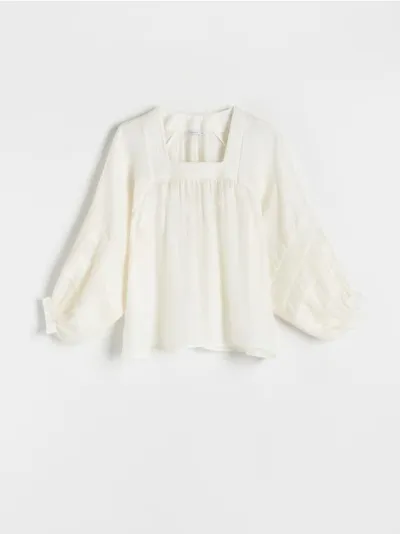 Reserved Bluzka o swobodnym fasonie, wykonana z gładkiej tkaniny z wiskozy. - złamana biel