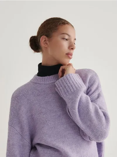 Reserved Sweter o fasonie oversize, wykonany z dzianiny z domieszką wełny. - lawendowy
