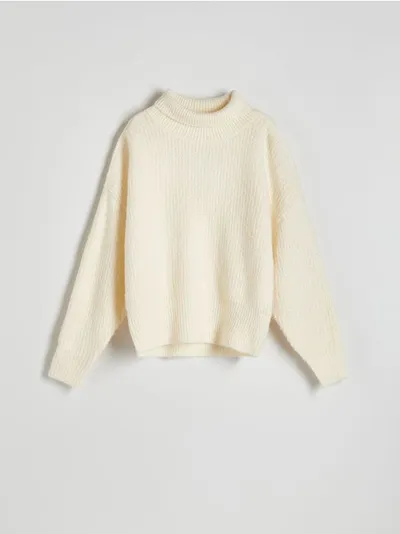 Reserved Sweter o prostym kroju, wykonany z dzianiny z domieszką wełny. - biały