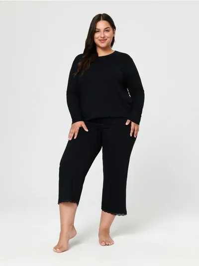 Czarna piżama dwuczęściowa z kolekcji Plus size. Wykonana z połączenia bawełny i wiskozy. - czarny