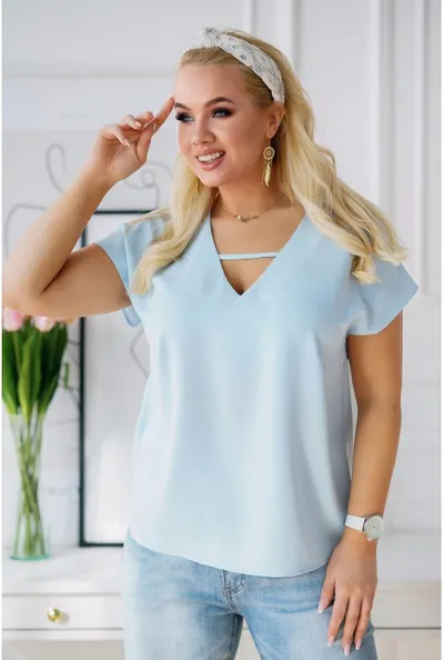 XL-ka Błękitna elegancka bluzka plus size z dekoltem V i paseczkiem - FELIPA