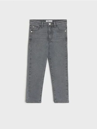 Sinsay Wygodne spodnie jeansowe wykonane z bawełnianej tkaniny z dodatkiem elastycznych włókien. - szary