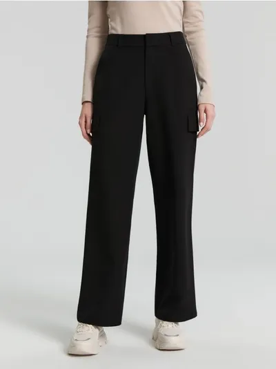 Sinsay Eleganckie spodnie z szerokimi nogawkami uszyte z szybkoschnącego materiału z dodatkiem elastyczych włókien. - czarny