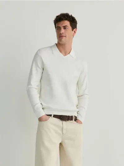 Reserved Sweter o prostym kroju, wykonany z bawełnianej dzianiny. - biały
