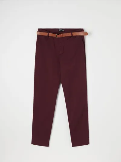 Sinsay Spodnie o kroju chino z paskiem, wykonane z bawełnianej tkaniny z dodatkiem elastycznych włókien. - czerwony