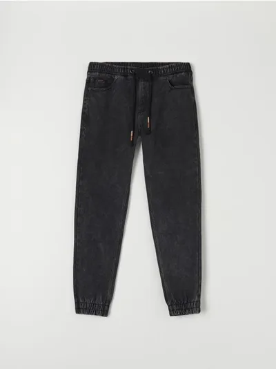 Sinsay Spodnie jeansowe o kroju jogger, wykonane z tkaniny z dodatkiem elastycznych włókien. - czarny