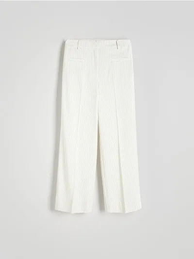 Reserved Spodnie o prostym fasonie, wykonane z gładkiej tkaniny z dodatkiem wiskozy. - biały