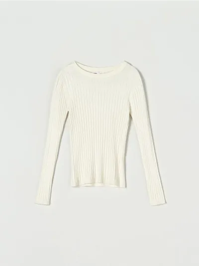 Sinsay Wygodny sweter wykonany z prążkowanej dzianiny, uszyty z materiału zawierającego delikatną dla skóry wiskozę. - kremowy