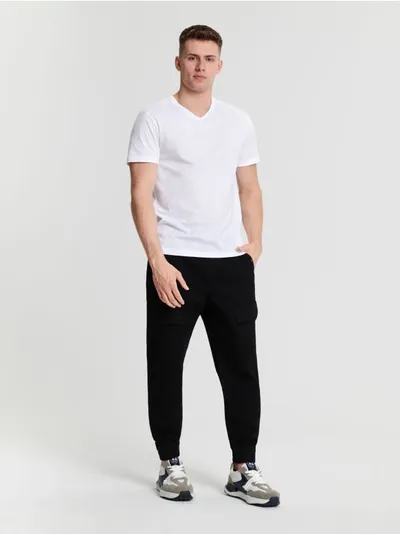 Sinsay Spodnie jeansowe o kroju jogger uszyte z bawełny z domieszką elastyczych włókien. - czarny