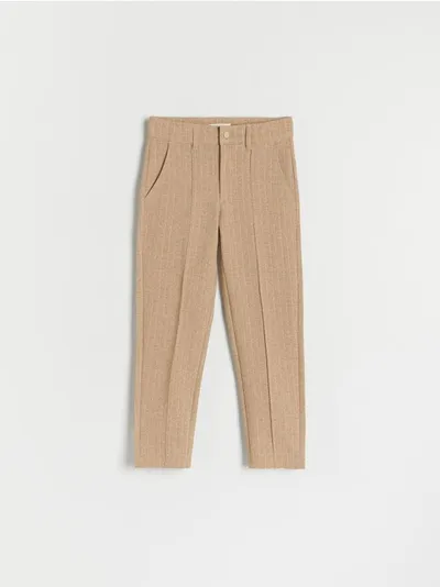 Reserved Spodnie typu chino, wykonane z prążkowanej dzianiny z bawełną. - beżowy