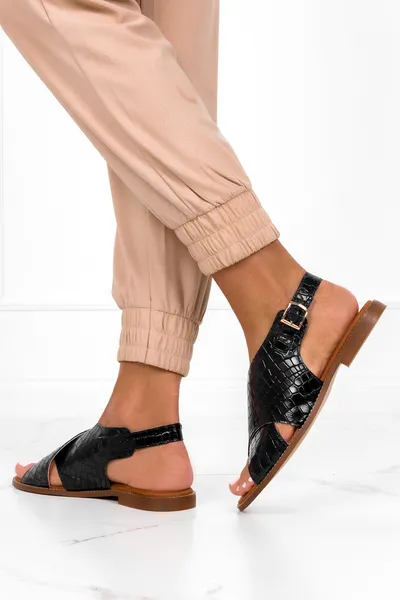 Casu Czarne sandały płaskie z paskami na krzyż wzór wężowy polska skóra casu 3019-0