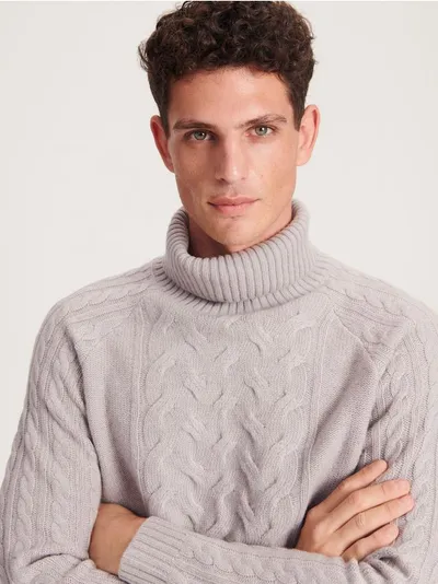 Sweter z kolekcji PREMIUM o regularnym fasonie, wykonany z wełny. - jasnoszary