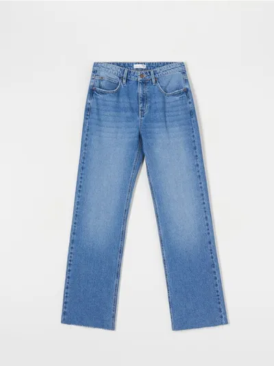 Sinsay Spodnie jeansowe z nogawkami z surowym wykończeniem uszyte w 100% z bawełny. - niebieski