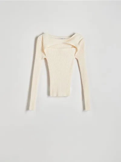 Reserved Sweter o dopasowanym fasonie, wykonany z prążkowanej dzianiny z wiskozą. - kremowy
