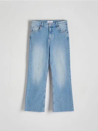 Reserved Jeansy o dopasowanym fasonie z rozszerzanymi nogawkami, uszyte z bawełny z dodatkiem elastycznych włókien. - niebieski