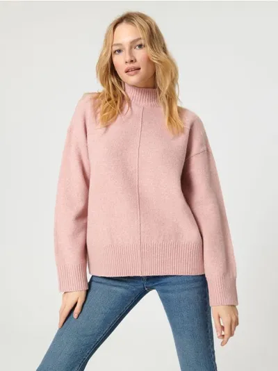 Sinsay Miękki sweter ze stójką uszyty z szybkoschnącego materiału z domieszką elastycznych włókien. - różowy