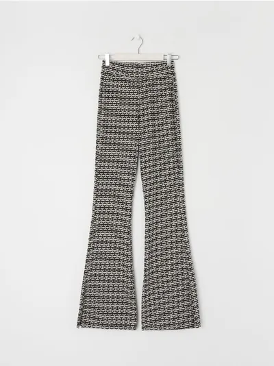 Sinsay Wzorzyste spodnie o kroju flare wykonane z materiału zawierającego naturalne włókna. - wielobarwny