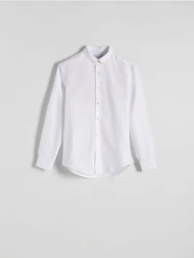 Reserved Koszula o regularnym kroju, wykonana z bawełnianej tkaniny. - biały