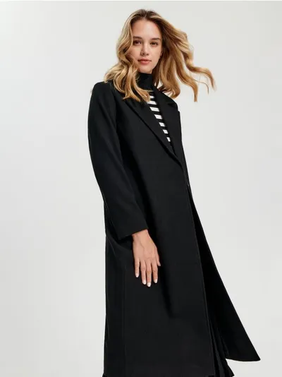 Elegancki płaszcz o klasycznym kroju z paskiem podkreślającym sylwetkę. Uszyty z szybkoschnącego materiału. - czarny
