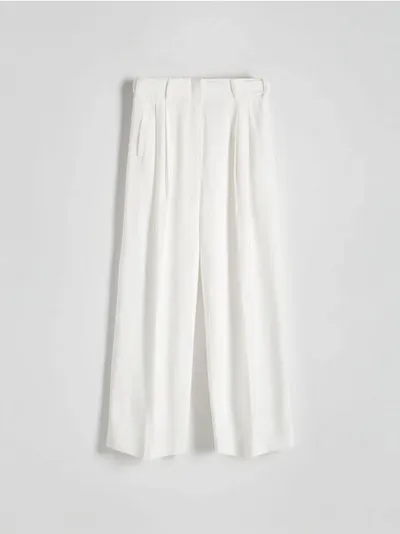 Reserved Spodnie o swobodnym fasonie, wykonane z tkaniny z wiskozą. - biały