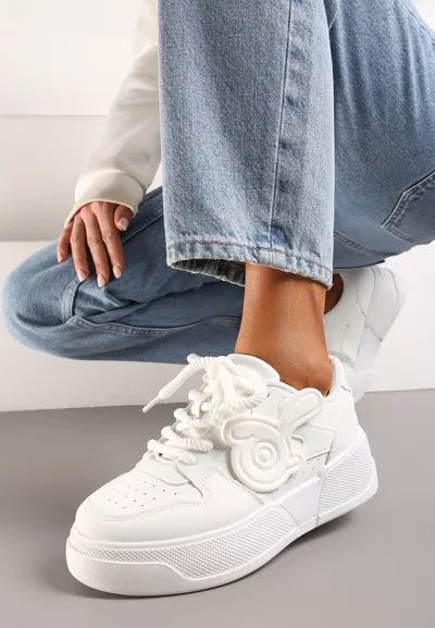Renee Białe Sneakersy na Niskiej Platformie z Wypukłą Ozdobą Irasa