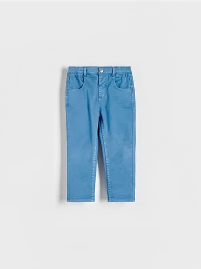 Reserved Spodnie o regularny fasonie, wykonane z bawełnianej tkaniny z domieszką elastycznych włókien. - niebieski