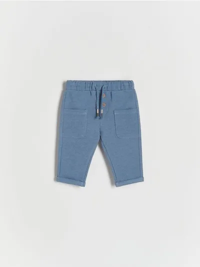 Reserved Spodnie o prostym fasonie, wykonane z przyjemnej w dotyku dzianiny z bawełną. - niebieski