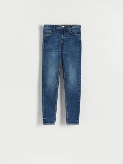 Reserved Jeansy o dopasowanym fasonie, wykonane z bawełny z domieszką elastycznych włókien. - granatowy