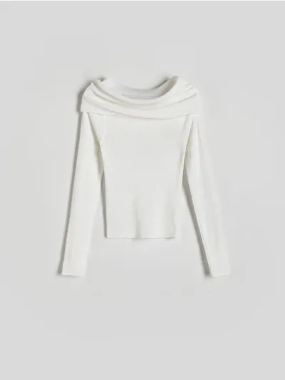 Reserved Sweter odopasowanym kroju, wykonany z połyskującej dzianiny z domieszką wełny. - złamana biel
