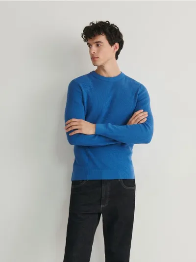 Reserved Sweter o regularnym kroju, wykonany z bawełnianej dzianiny. - niebieski