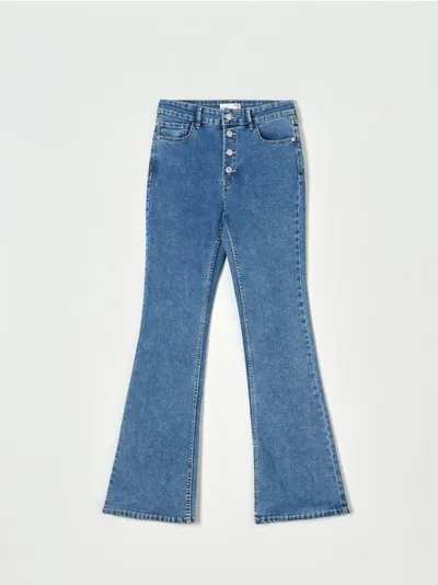 Sinsay Spodnie jeansowe z rozszerzanym dołem. Uszyte z bawełny z domieszką elastycznych włókien. - niebieski