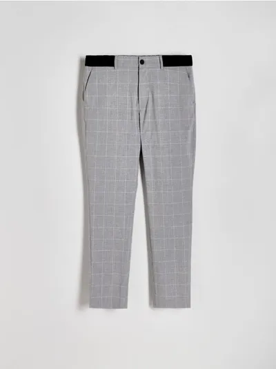 Reserved Spodnie o dopasowanym kroju, wykonane z tkaniny z dodatkiem wiskozy. - jasnoszary